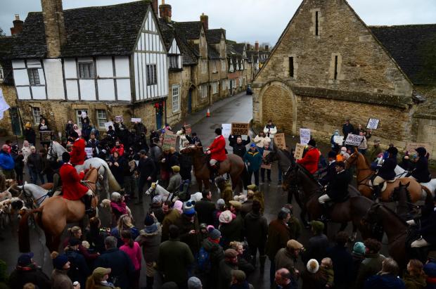Wiltshire Times: Crowds for and against at the hunt