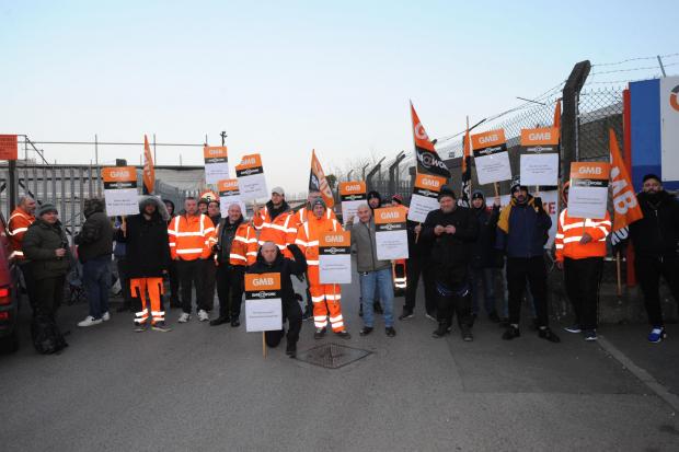 Wiltshire Times: Striking refuse collectors at Hills Waste depot at Riverway picketing