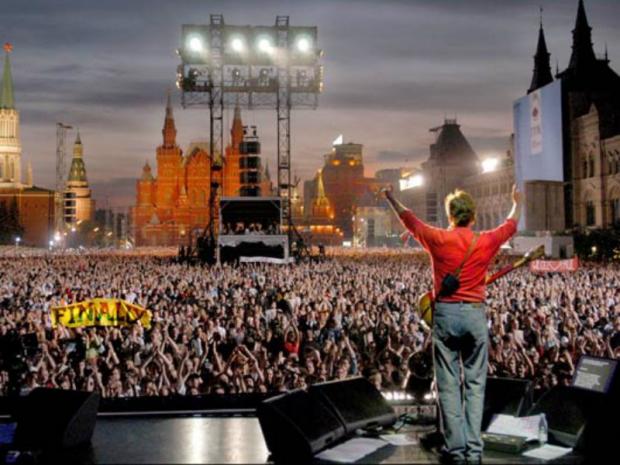 Wiltshire Times: Paul McCartney performs in Red Square to 100,000 Russians. Photo: Bill Bernstein MPL