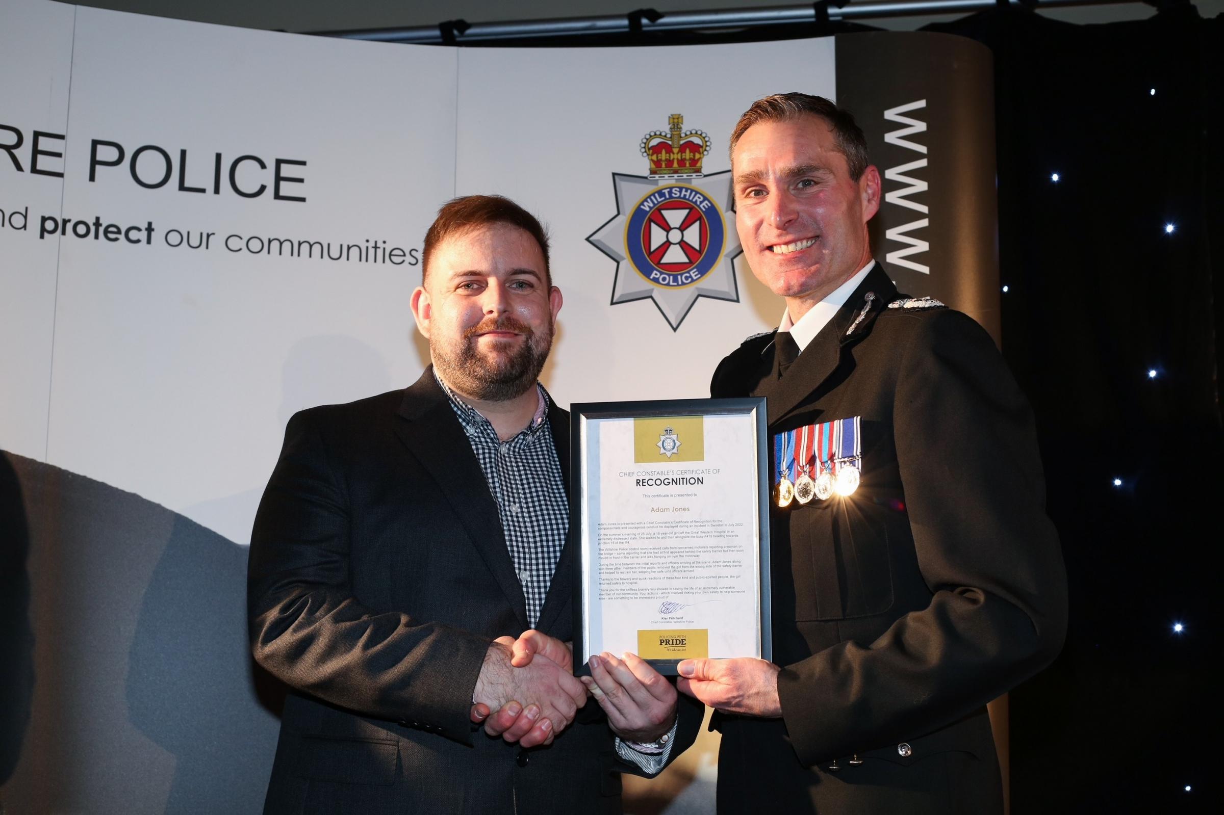 Hero builder who saved woman's life on M4 bridge speaks out - Vimarsana News
