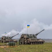 Ukrainian soldiers are training on how to use AS90 self-propelled howitzer artillery guns firing 155mm shells.